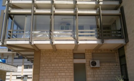 Sfonda a testate la porta del reparto di psichiatria dell'Ospedale di Galatina, si ferisce, fugge e minaccia di lanciarsi nel vuoto. Salvato da Polizia e Carabinieri