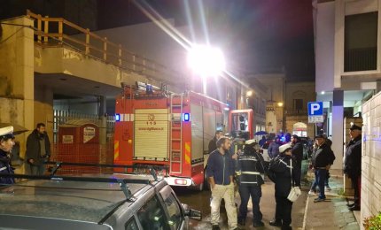 Auto in fiamme in via Pascoli, i commercianti le spengono prima dell'arrivo dei Vigili del Fuoco