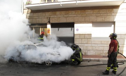 Va a fuoco una Golf in via Beato Angelico. Si sospetta l'origine dolosa delle fiamme