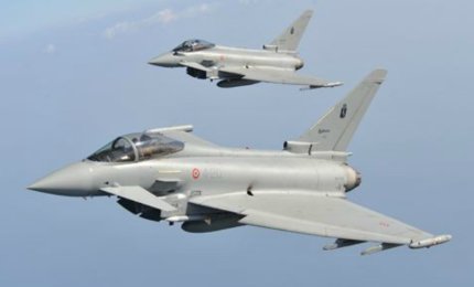 Due caccia intercettano un velivolo ultraleggero partito da Torre Alfina