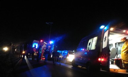 Impatto frontale fra due auto in via Guidano