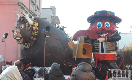 Carri e gruppi mascherati a Collemeto