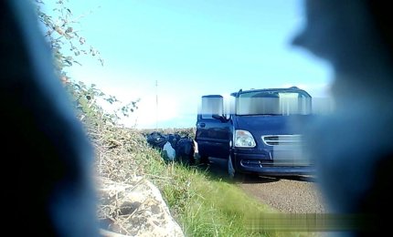 Immortalato dalle fototrappole e multato per aver abbandonato rifiuti in campagna