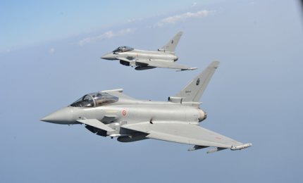 Due caccia F-2000 Eurofighter dell'Aeronautica Militare intercettano un  ATR-42 che aveva interrotto i contatti radio