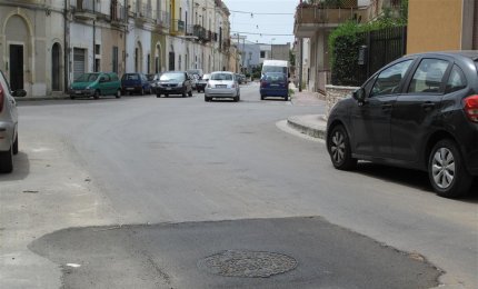 "Pericolo in via degli Eroi, buca non segnalata". Chi controlla i lavori pubblici? Alle ore 13 era già stata sistemata
