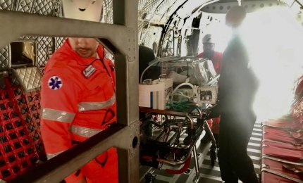 Trasporto aereo per un neonato in pericolo di vita