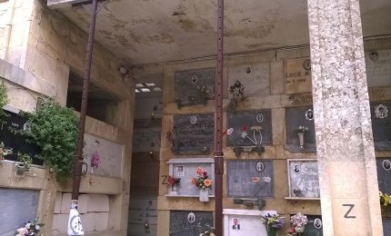 "Sporcizia e degrado nel cimitero di Galatina"