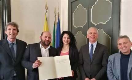 Silvia Protopapa firma il libro d'onore della Provincia di Lecce