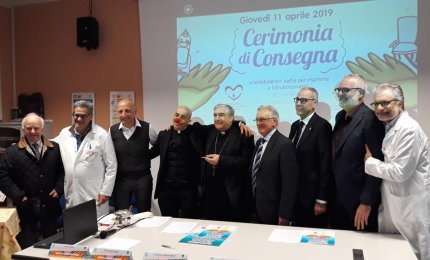 “Cuore e mani aperte verso chi soffre” dona scaldabiberon, sedie per la marsupio terapia e birilubonometro alla Pediatria del Fazzi
