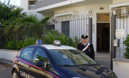 Ruba una borsetta in un autolavaggio e viene subito arrestato
