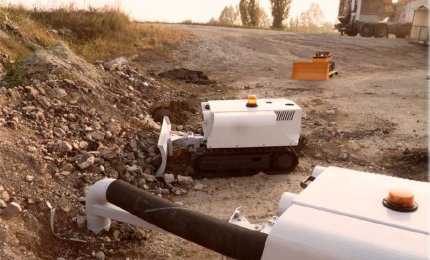 È arrivato Dumbo, il mini escavatore radiocomandato di Aqp