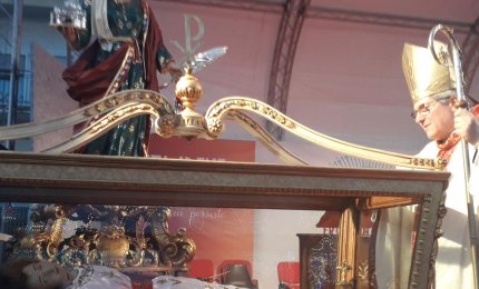 Santa Lucia e Santa Irene lasciano Erchie salutate da monsignor Enzo Pisanello