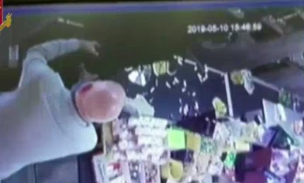 Non paga le consumazioni e fa una rapina nel bar che frequenta