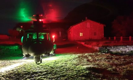 Un elicottero dell'Aeronautica Militare recupera un escursionista gravemente ferito sul Monte Falerzio