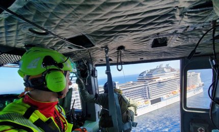 Statunitense in pericolo di vita su una nave da crociera viene trasportata in ospedale da un elicottero dell'Aeronautica Militare 