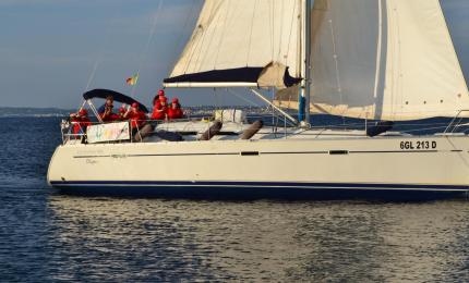 I ragazzi dell’Associazione “Barriere al Vento”  ai cancelli di partenza della 34ma regata internazionale Brindisi-Corfù