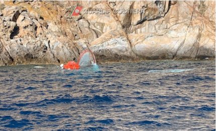 Motopeschereccio incagliato sulla costa est dell’isola di Montecristo, attivato il piano operativo locale antinquinamento