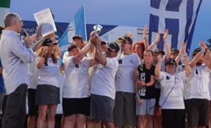 I ragazzi dell’Associazione Barriere al Vento sul podio di Corfù con il Catamarano Maui1  