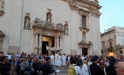 "Rimani su questa piazza"