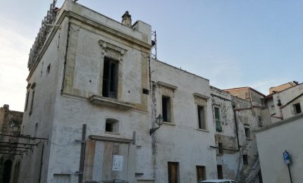 "Una vecchia baldracca scomposta"