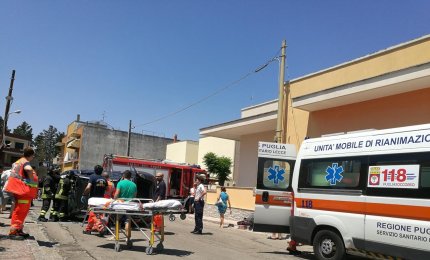 Impatto sull'incrocio, un'auto si ribalta e l'altra finisce contro un palo. Feriti i due conducenti