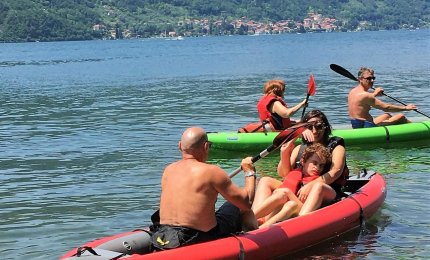 Giuseppe Lazari in canoa sul Lago di Como con i ragazzi diversamente abili