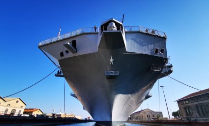 La Portaerei Cavour in bacino a Taranto