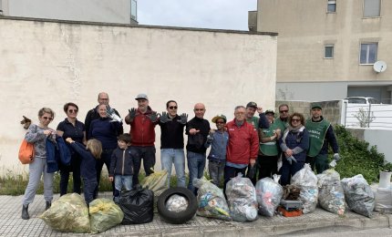 Riappaiono i rifiuti lungo le strade pulite nel corso di "Sporchiamoci le mani"