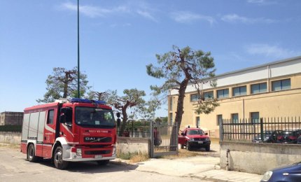 Fiamme sul confine della scuola. Evacuata la 'Giovanni XXIII'
