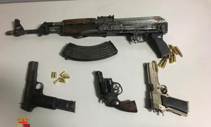 Un kalashnikov e tre pistole rinvenuti sulla Lecce San Cataldo
