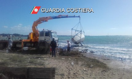 Rimossa la barca a vela arenatasi a Porto Cesareo