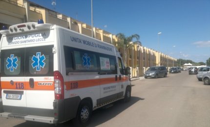 Minaccia di buttarsi di sotto. Pensionato in bilico sul terrazzo di casa, salvato dalle forze dell'ordine