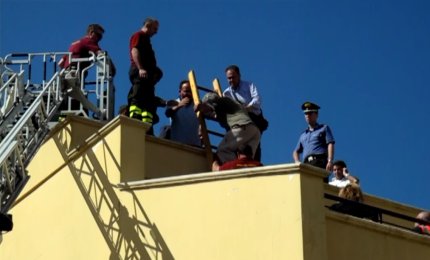 "Grazie, maresciallo!" Dopo aver minacciato il suicidio si arrende al suo salvatore