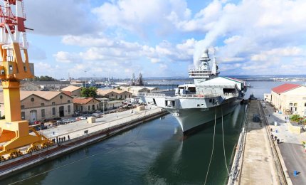 La portaerei Cavour esce dal bacino di carenaggio dell'Arsenale Militare di Taranto