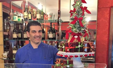 Continua a stupire la pluricentenaria Pasticceria Ascalone "vestita" a Natale con gli incanti di Luis