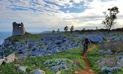 In bicicletta per salvare la Torre del Sasso