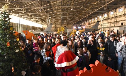Il “Cuore con le Ali” del 61° Stormo porta una ludocarrozzina al reparto di Pediatria dell'ospedale di Galatina