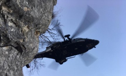 Due escursionisti in difficoltà soccorsi da un elicottero dell'Aeronautica Militare