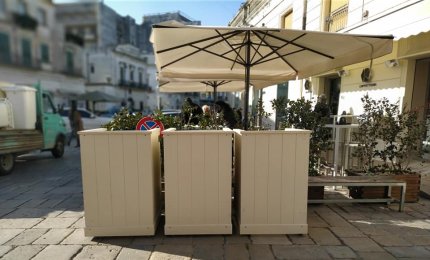 Consegnati i primi copribidoni agli esercizi commerciali del centro antico di Galatina