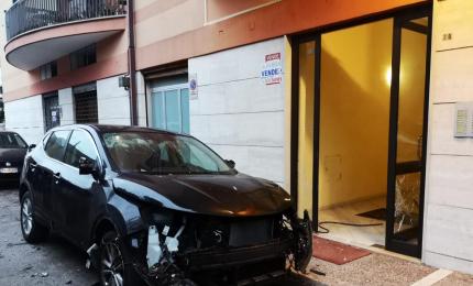 Fatta esplodere bomba carta sotto un'auto, paura all'alba in via delle Rose
