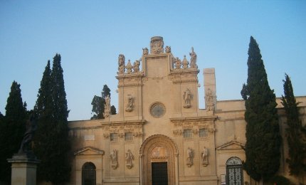 A Lecce chiuso alle visite il cimitero e sospesa la vendita ambulante di verdura