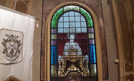 Il Sindaco Marcello Amante ed il Parroco don Lucio Greco pregano con Papa Francesco e poi insieme in Chiesa Madre invocano la protezione del Primo degli Apostoli