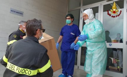 I Vigili del Fuoco di Lecce realizzano e consegnano 30 visiere protettive ai sanitari dell’ospedale di Copertino