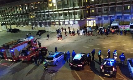 COVID-19. Di nuovo un balzo dei positivi nel Salento. A Galatina la manifestazione di solidarietà delle Forze dell'Ordine davanti alla Palazzina De Maria