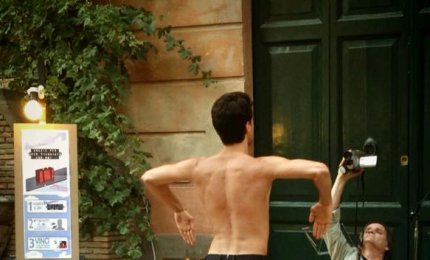 Fausto Romano esce da una valigia e conquista Roma
