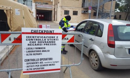 I volontari della Protezione Civile 'filtrano' con il termometro chi vuole accedere all'Ospedale di Galatina