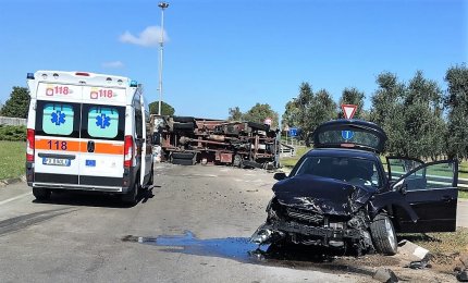 Scontro fra un compattatore ed un'auto sul rondò nei pressi dello stabilimento Colacem, due feriti