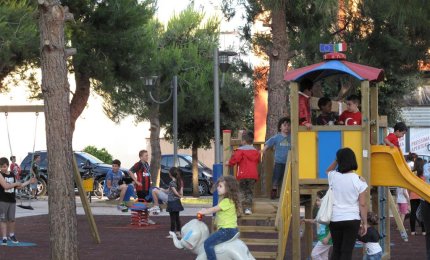 I bambini alla conquista della nuova piazzetta Fedele