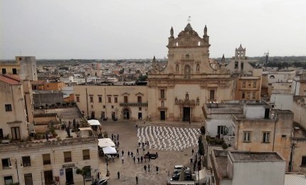 Duecento sedie vuote e mute gridano aiuto in Piazza San Pietro a Galatina 