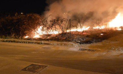Fiamme alte nella notte in via Val d'Aosta